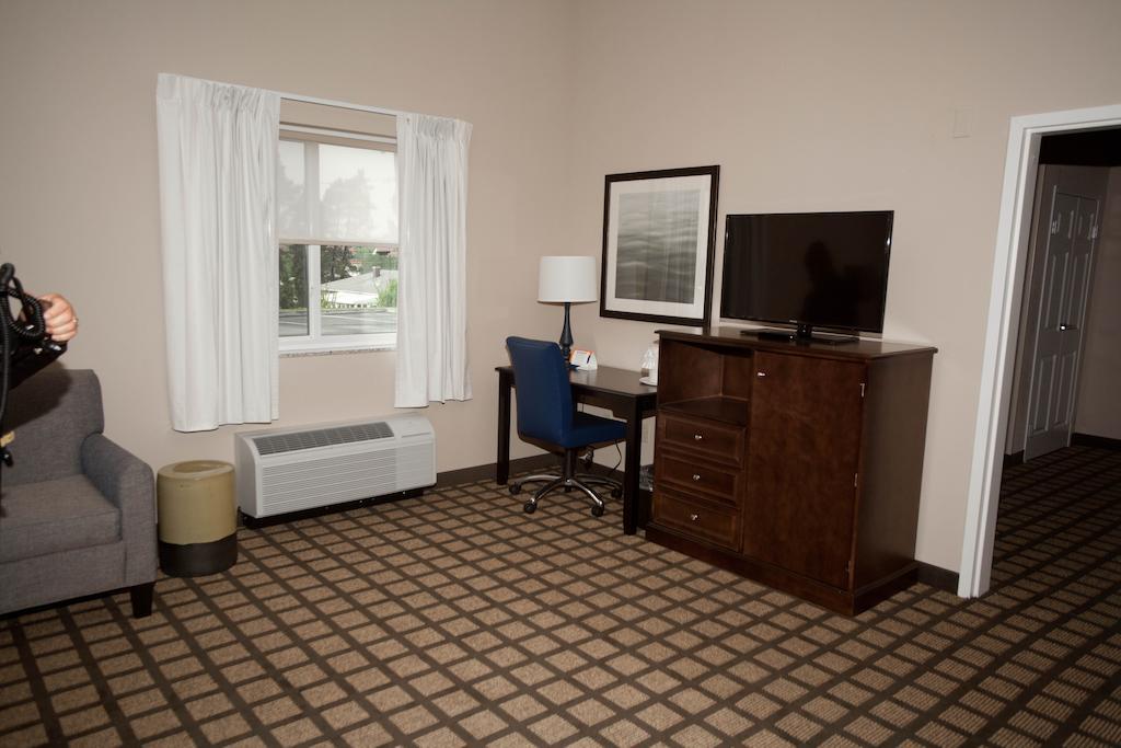 Baymont By Wyndham Erie Hotel Kearsarge Room photo